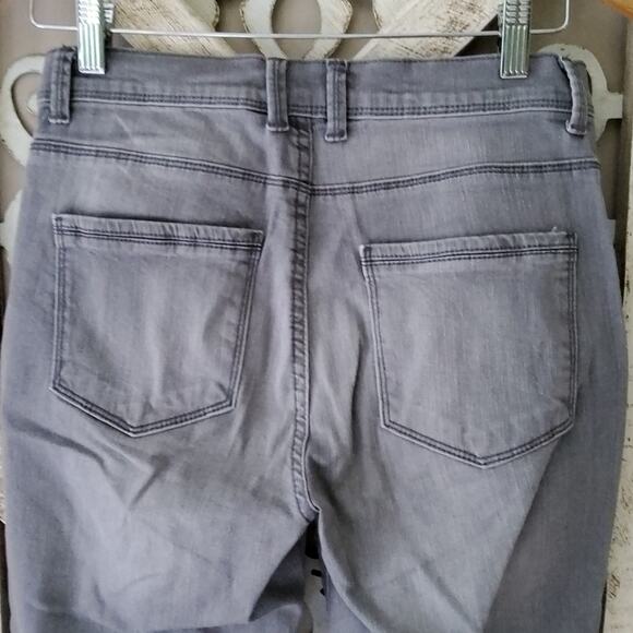 Lee Women's Petite Easy Fit Cropped Denim Jeans in Gray Wash - Picture 5 of 6